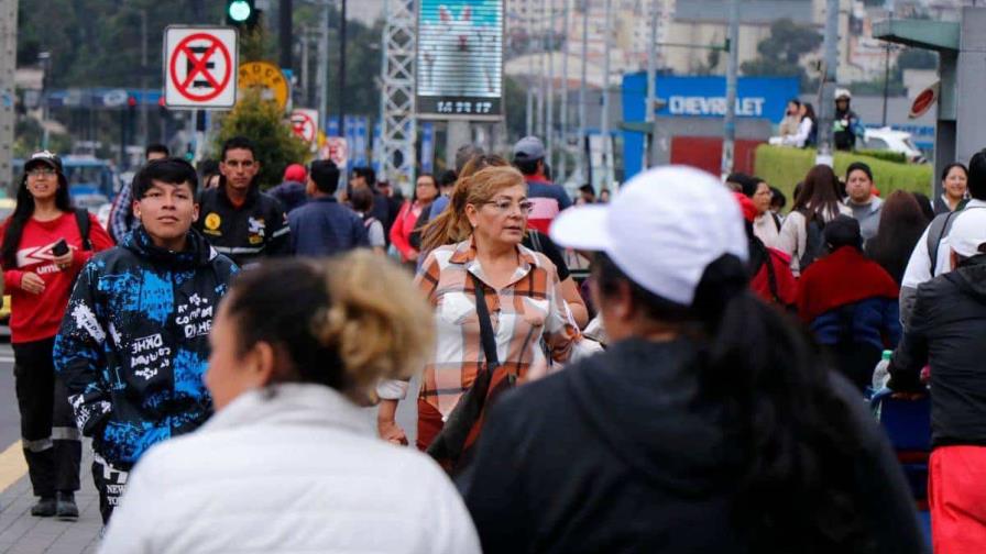 Retorno caótico de ciudadanos a sus viviendas tras una jornada de terror en Ecuador