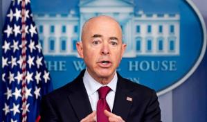 Senadores buscan acuerdo fronterizo con Mayorkas ante amenaza de destitución