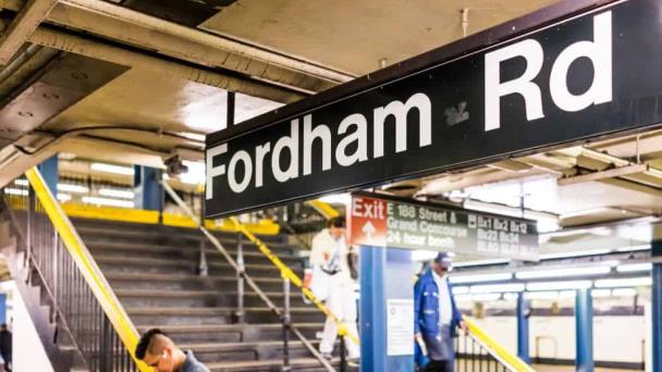 Apuñalan a hombre en el tren de NY tras desearle feliz año nuevo a un grupo de jóvenes