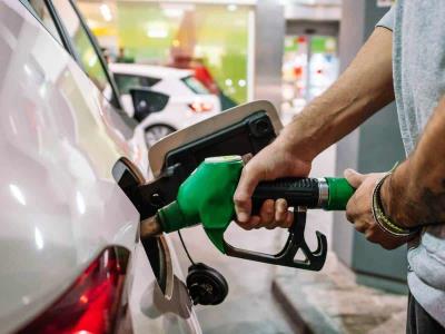 Gobierno rebaja precios de combustibles y congela otros
