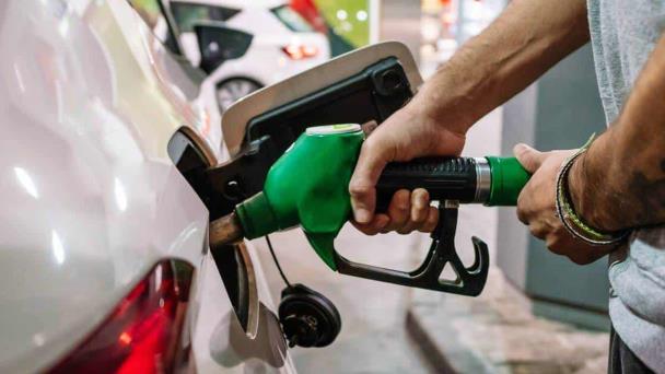 Cuba teme más inflación tras alza de 500 % del precio del combustible