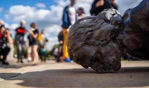 No es el derribo de una estatua de Bolívar en Ecuador, es un video de Colombia en 2020