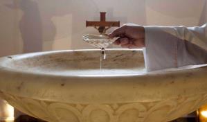 Un arzobispo ortodoxo de Rumanía pide que las mujeres que menstrúan no beban agua bendita