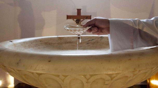 Un arzobispo ortodoxo de Rumanía pide que las mujeres que menstrúan no beban agua bendita