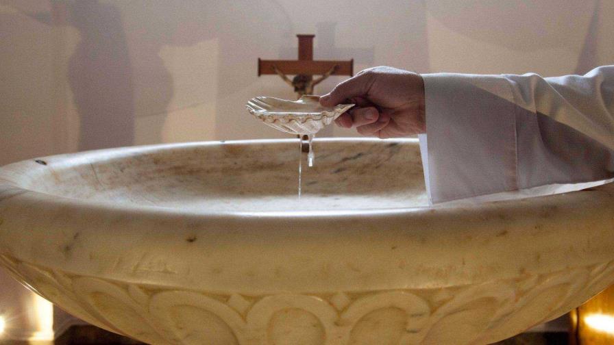 Un arzobispo ortodoxo de Rumanía pide que las mujeres que menstrúan no beban agua bendita