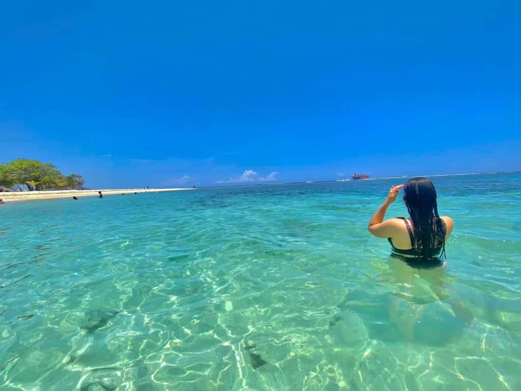 Un chapuzón en esta hermosa playa es imperdible.