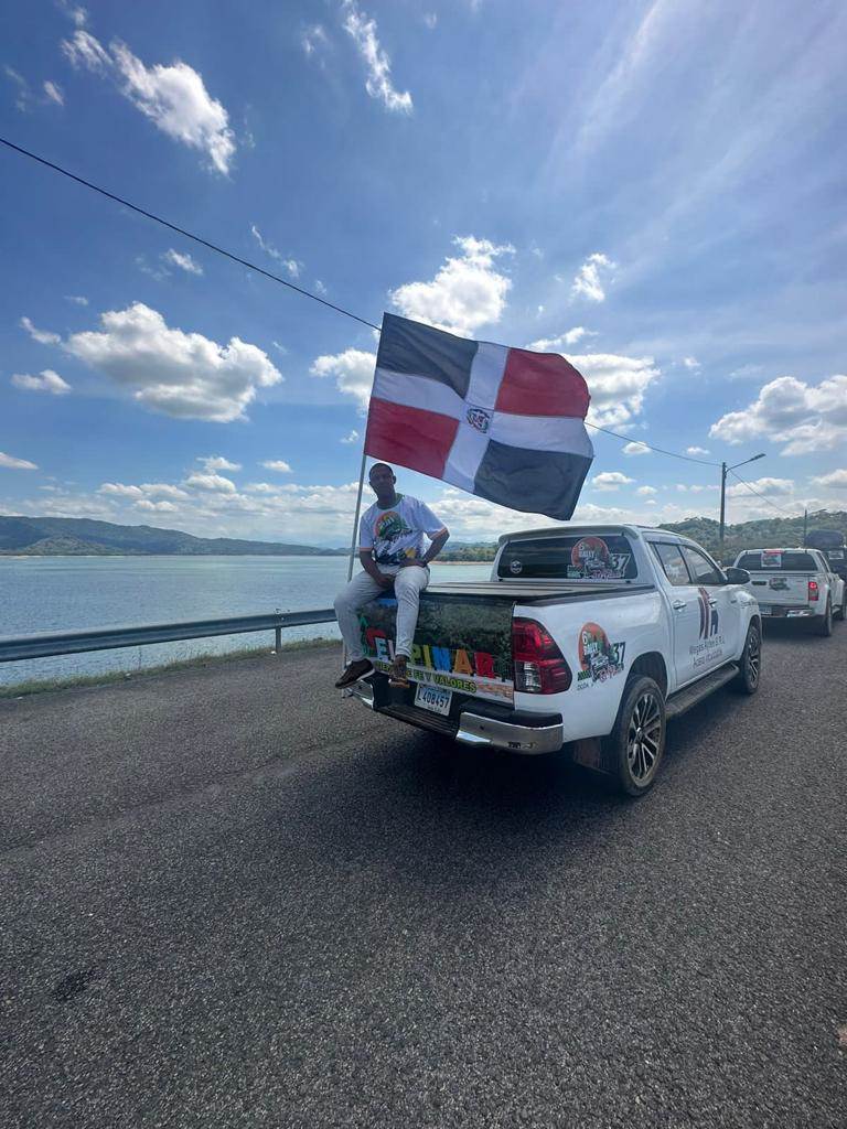 La bandera dominicana desde la presa de Hatillo.