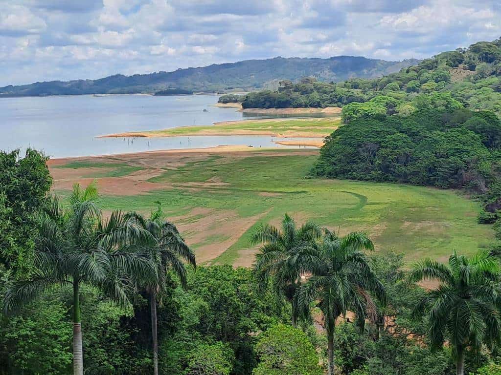 La vista desde la presa de Hatillo, en Sánchez Ramírez.