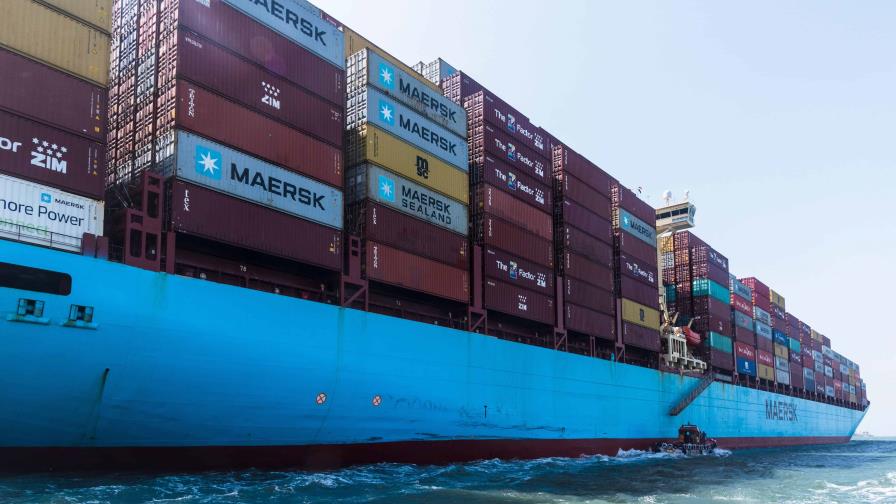 Maersk asegura a Egipto que quiere reanudar su paso por canal de Suez lo antes posible