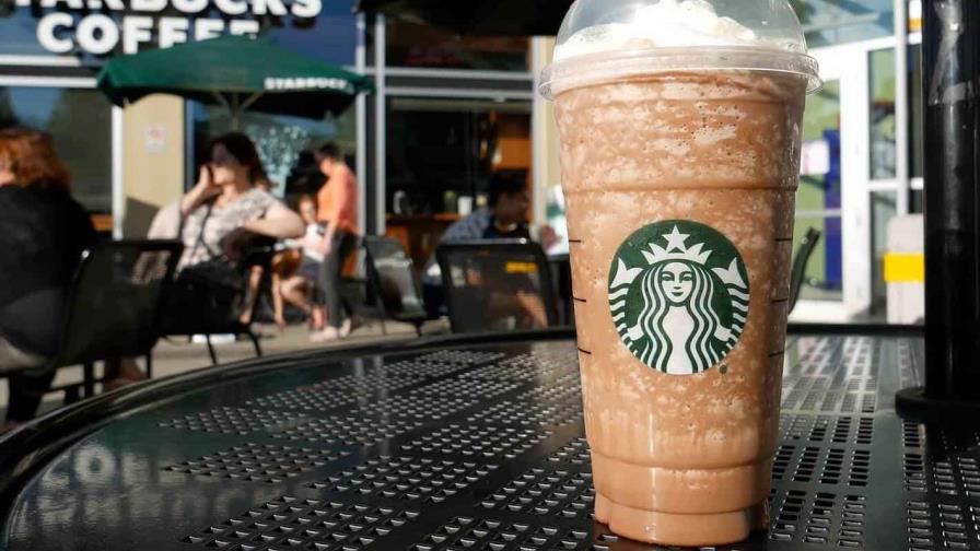 Starbucks cambia a su presidente ante caída de número de clientes