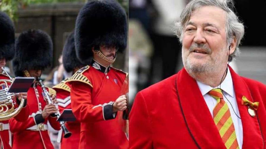 Actor Stephen Fry pide el fin de los sombreros de piel de oso en la Guardia Real británica Actor Stephen Fry pide el fin de los sombreros de piel de oso en la Guardia Real británica