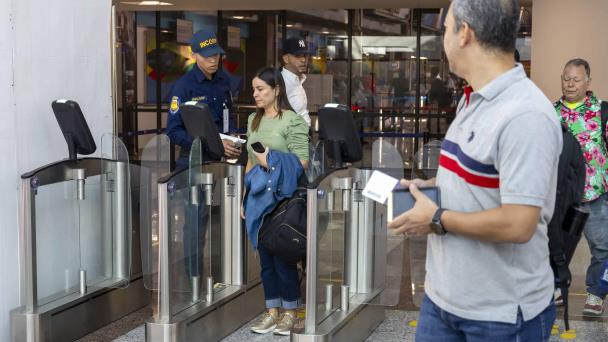 Precios de boletos aéreos restan atractivo a devolución de US$10 para la diáspora dominicana