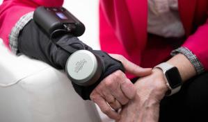Un guante de alta tecnología frena temblores del mal de Parkinson