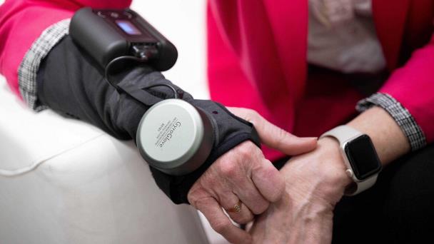 Un guante de alta tecnología frena temblores del mal de Parkinson