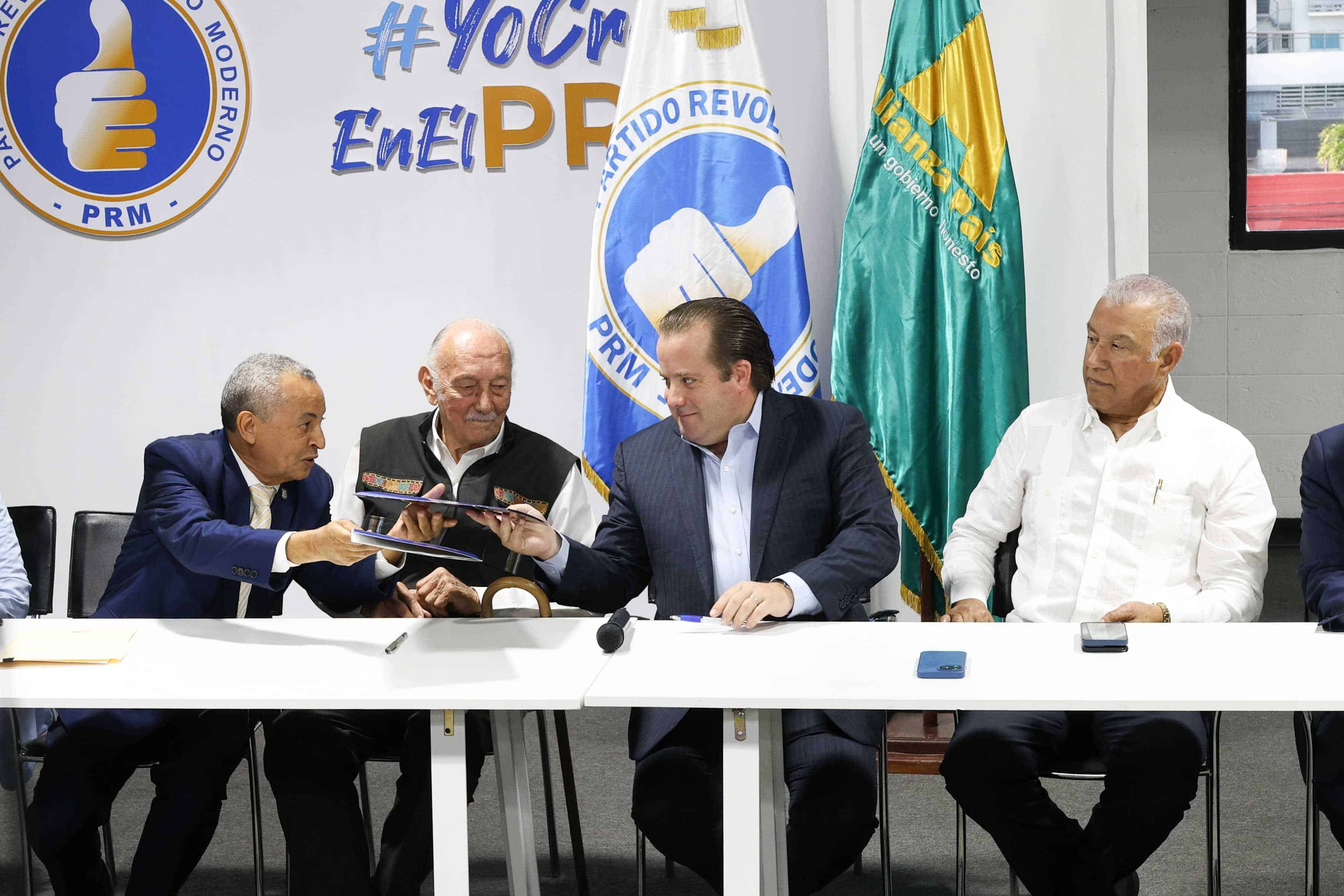 El PRM y Alianza País firmaron el acuerdo el martes 9 de enero.