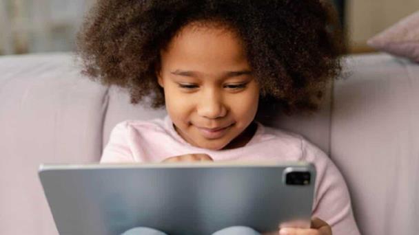 Niños pegados a una pantalla: los peligros de la sobreexposición
