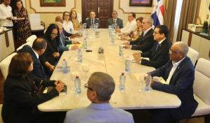 Abinader promete a médicos responder sus demandas sobre seguridad social y ajuste salarial