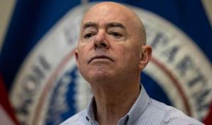 El encargado de inmigración de Biden acepta testificar en el intento de juicio político