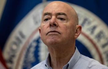 El encargado de inmigración de Biden acepta testificar en el intento de juicio político