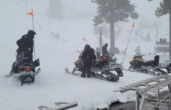 Un muerto y tres heridos por una avalancha en un centro de esquí en California