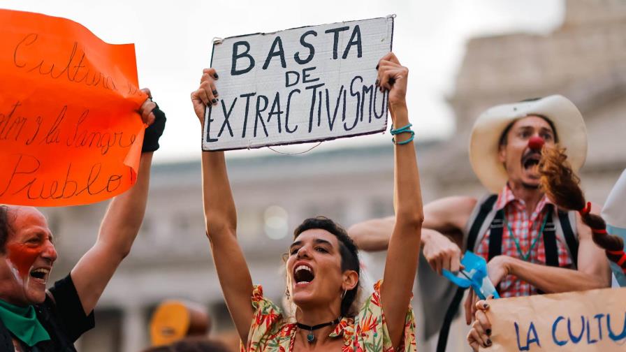 Argentina da marcha atrás a propuestas educativas y derogación de instituciones culturales