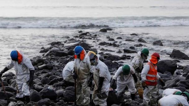 Multimillonaria demanda contra española Repsol por derrame en Perú