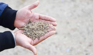 Las playas de Tarragona reciben el rastro de pellets de los gigantes del plástico