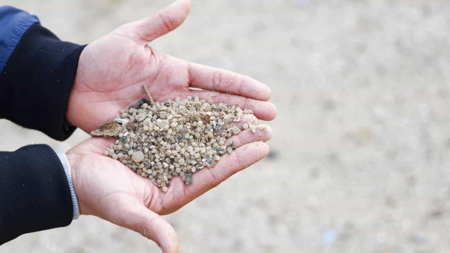 Las playas de Tarragona reciben el rastro de pellets de los gigantes del plástico