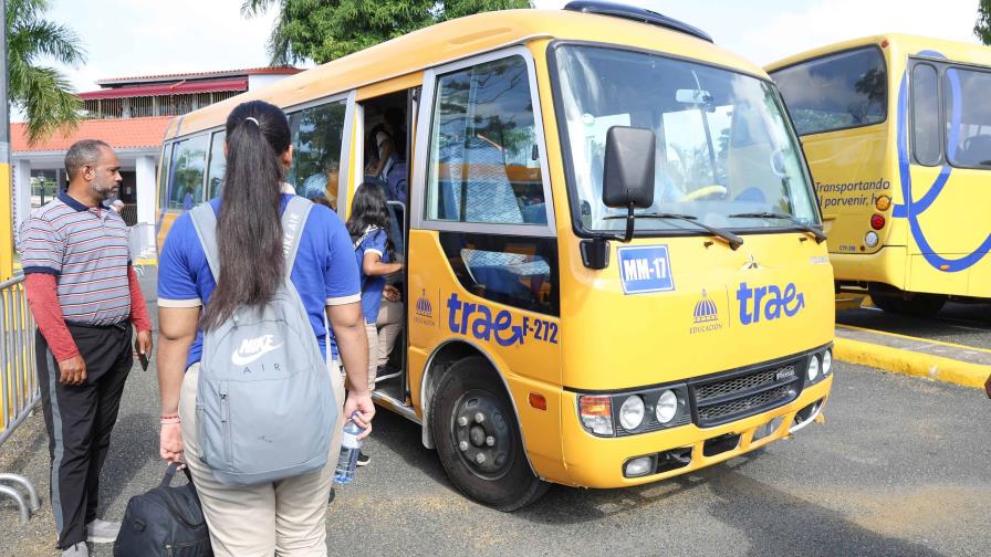 Estudiantes de Santo Domingo Oeste también tendrán acceso a autobuses escolares