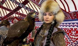 La caza con &aacute;guilas, la cetrer&iacute;a que los kazajos quieren convertir en arte universal