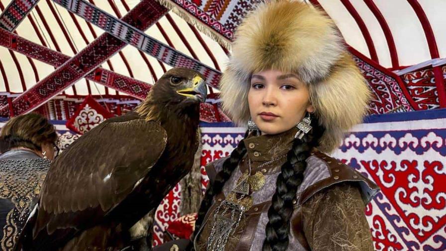 La caza con águilas, la cetrería que los kazajos quieren convertir en arte universal