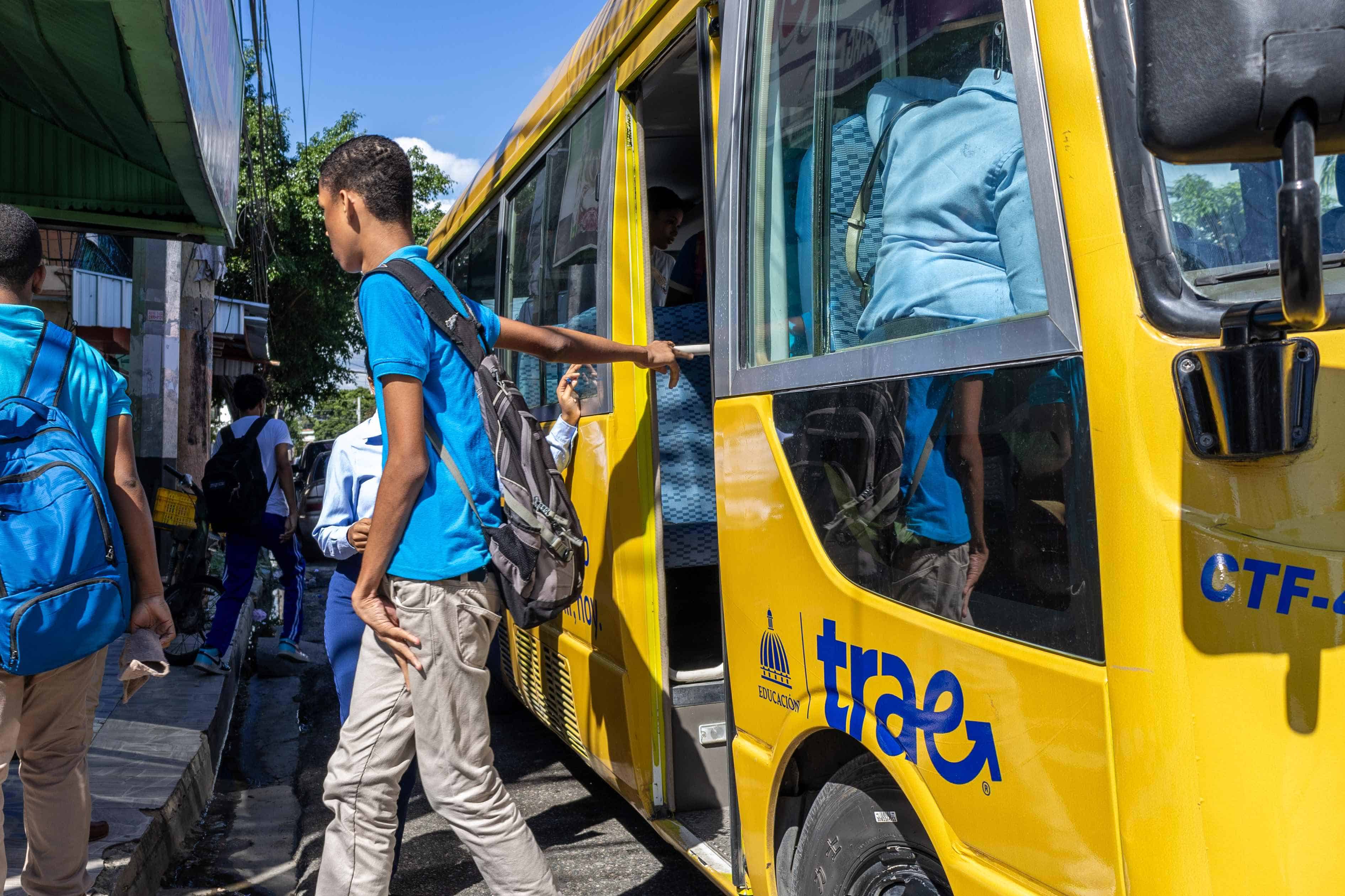 Los estudiantes son transportados en autobuses modernos