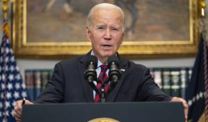 Biden acelera plan de condonación de préstamos estudiantiles