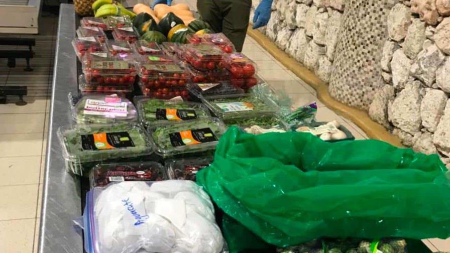 Decomisan kilos de frutas y vegetales al artista Julio Iglesias en aeropuerto de Punta Cana