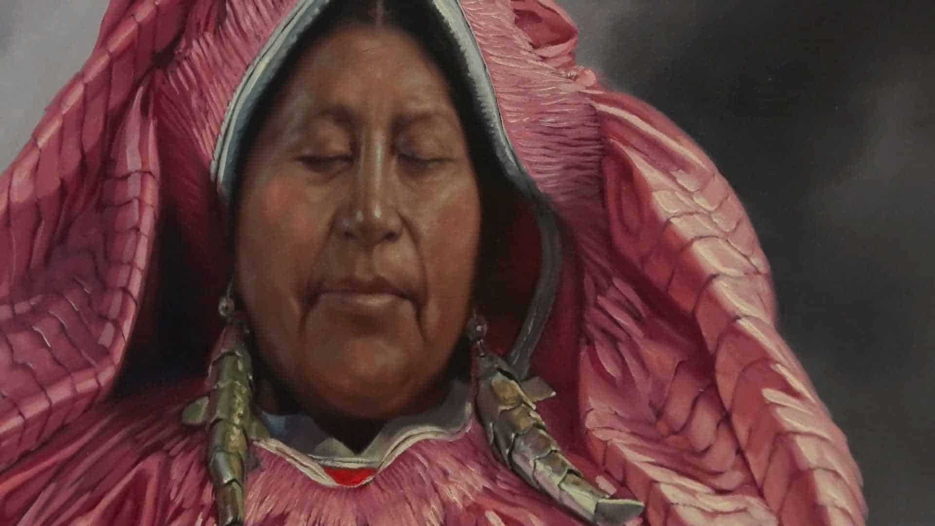 El artista boliviano Cristian Laime posa para EFE en París, Francia, con algunas de las obras que se exponen en la galería de arte Artivistas, especializada en América Latina.