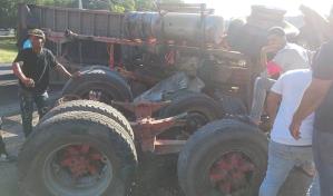 Un hombre muerto y otro herido en choque de camión cargado de asfalto en Santiago