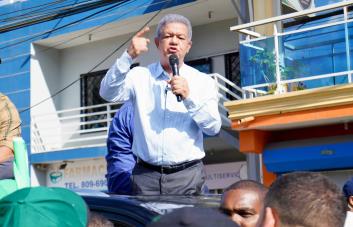 Leonel dice Abinader retiró ley tasa cero por presión de la Fuerza del Pueblo