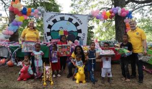 Fudonide entrega juguetes a niñas y niños de Villa Mella