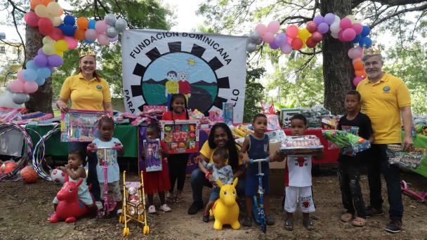 Fudonide entrega juguetes a niñas y niños de Villa Mella