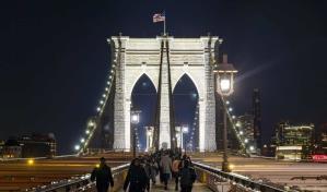 Los arcos del puente neoyorquino de Brooklyn se iluminan por primera vez en cuarenta años