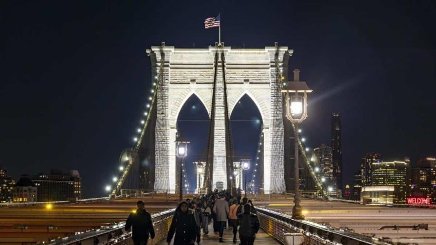 Los arcos del puente neoyorquino de Brooklyn se iluminan por primera vez en cuarenta años