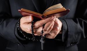 Detienen a sacerdote polaco que organizó una orgía y drogó a un prostituto