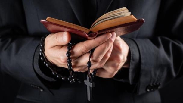 Detienen a sacerdote polaco que organizó una orgía y drogó a un prostituto