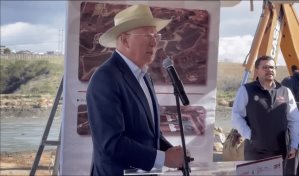 Embajador de EE.UU. Ken Salazar asegura que debe haber más consecuencias para migrantes
