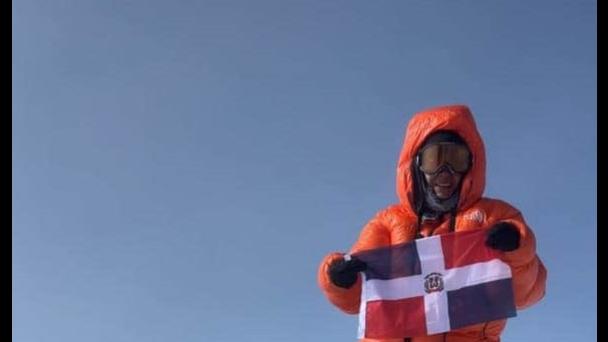 Llega hasta la cumbre de Antártica la dominicana Thais Herrera