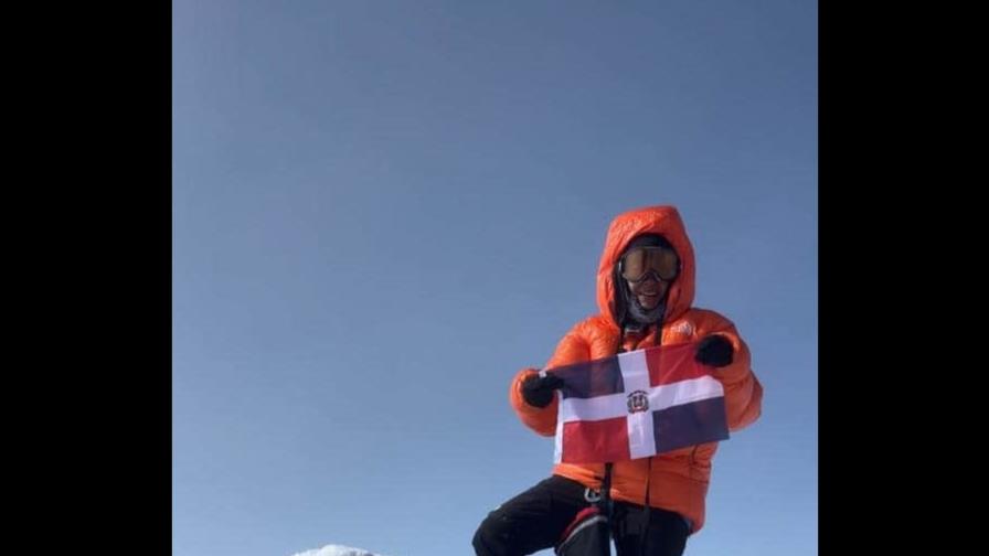 Llega hasta la cumbre de Antártica la dominicana Thais Herrera