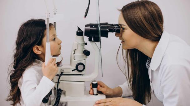 ¿Por qué es necesario evaluar la salud visual cada año?
