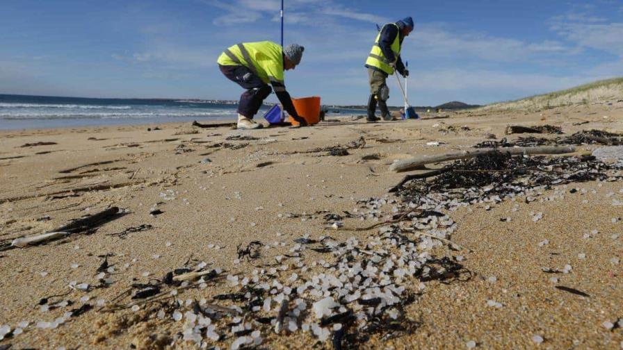 Los pellets, el nuevo enemigo ambiental que golpea a la costa norte española