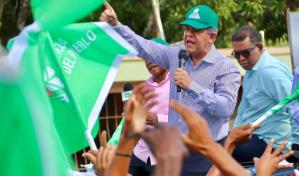 Leonel Fernández encabeza amplio recorrido en tres provincias del país