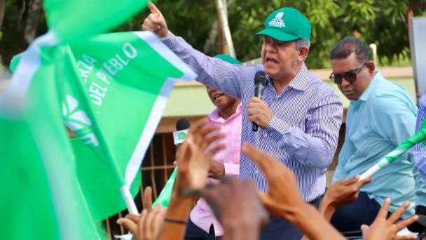 Leonel Fernández encabeza amplio recorrido en tres provincias del país